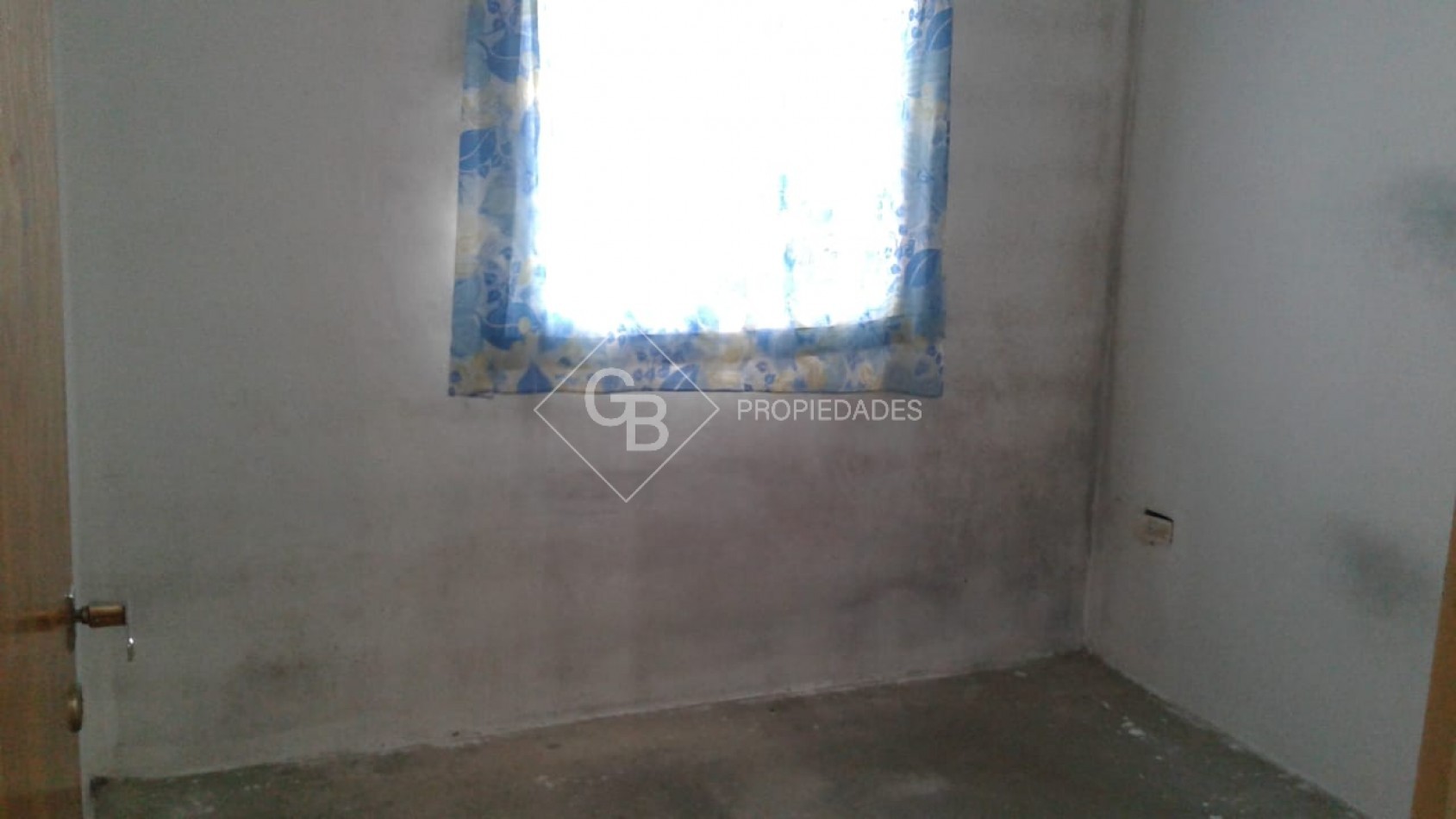 VENTA CASA 3 AMBIENTES CON PATIO Y DOS COCHERAS EN MONTE GRANDE