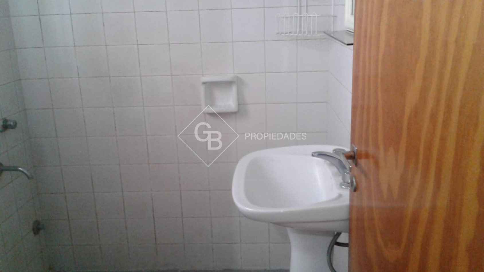 VENTA CASA 3 AMBIENTES CON PATIO Y DOS COCHERAS EN MONTE GRANDE