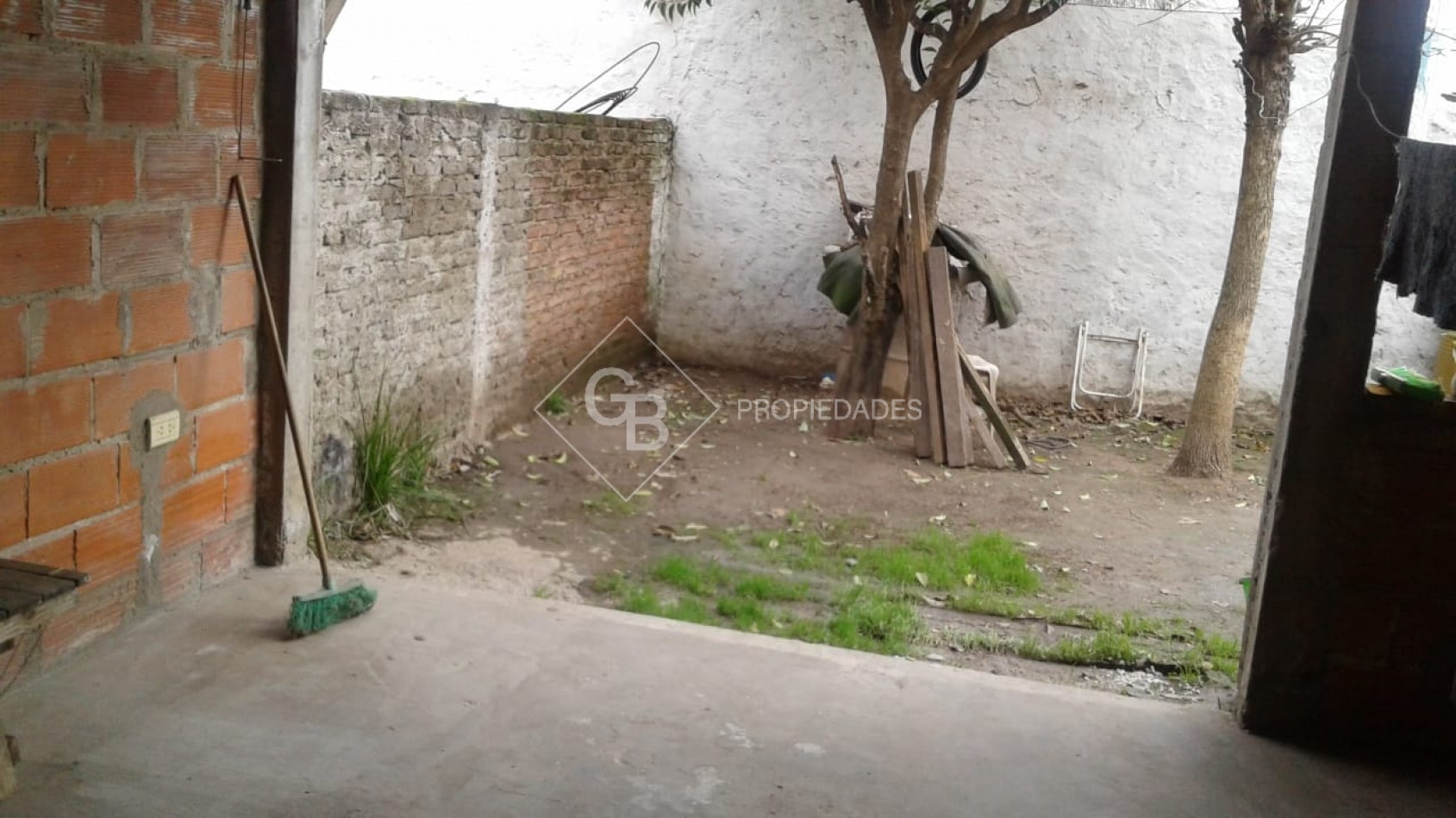 VENTA CASA 3 AMBIENTES CON PATIO Y DOS COCHERAS EN MONTE GRANDE