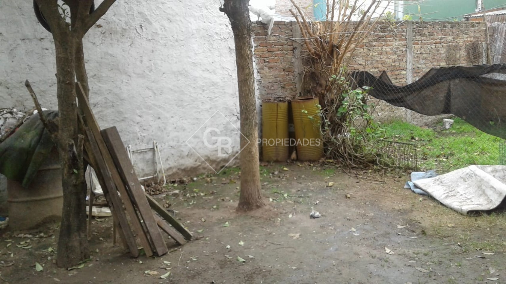 VENTA CASA 3 AMBIENTES CON PATIO Y DOS COCHERAS EN MONTE GRANDE