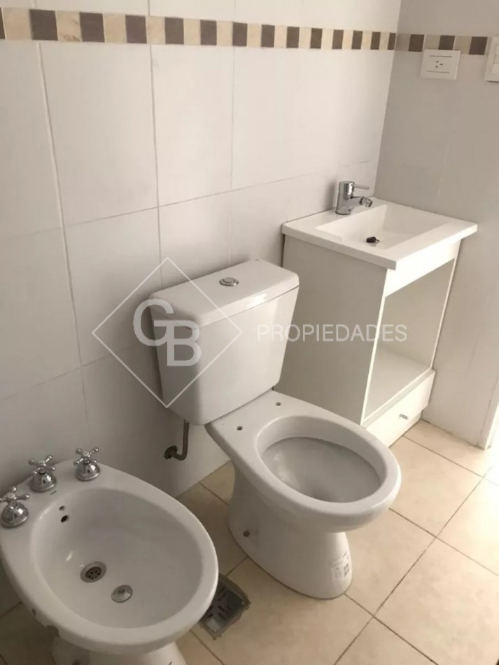 Departamento Al Frente Con Balcon Y Cochera