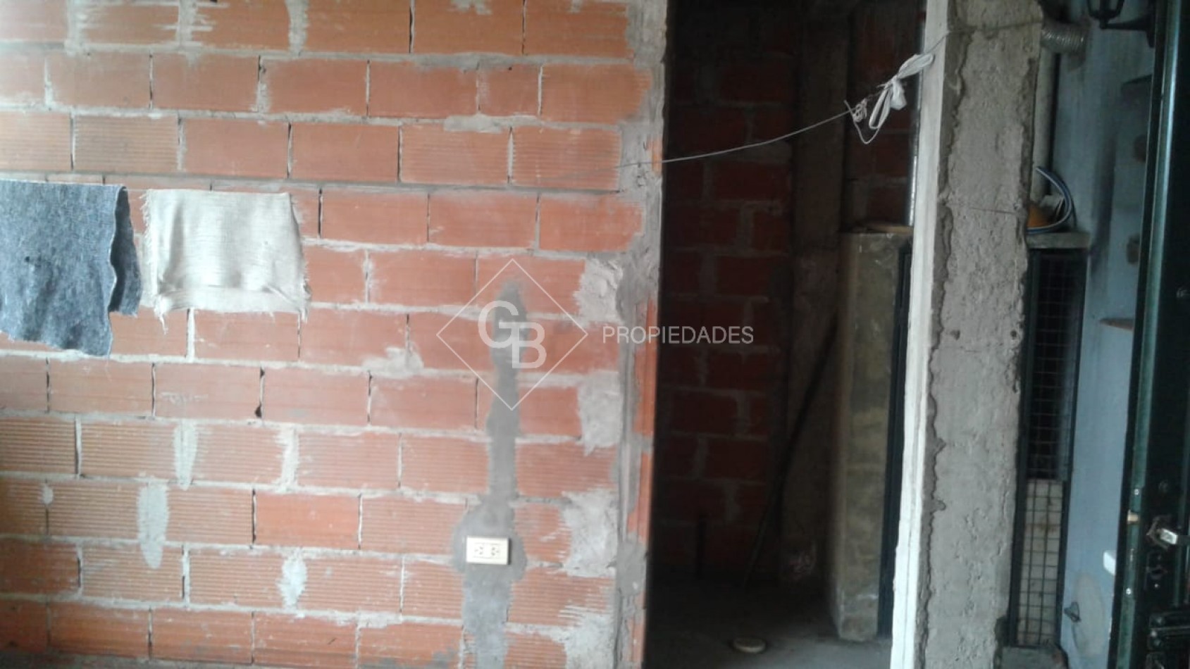 VENTA CASA 3 AMBIENTES CON PATIO Y DOS COCHERAS EN MONTE GRANDE