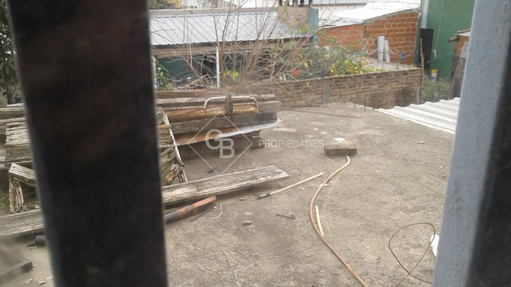 VENTA CASA 3 AMBIENTES CON PATIO Y DOS COCHERAS EN MONTE GRANDE