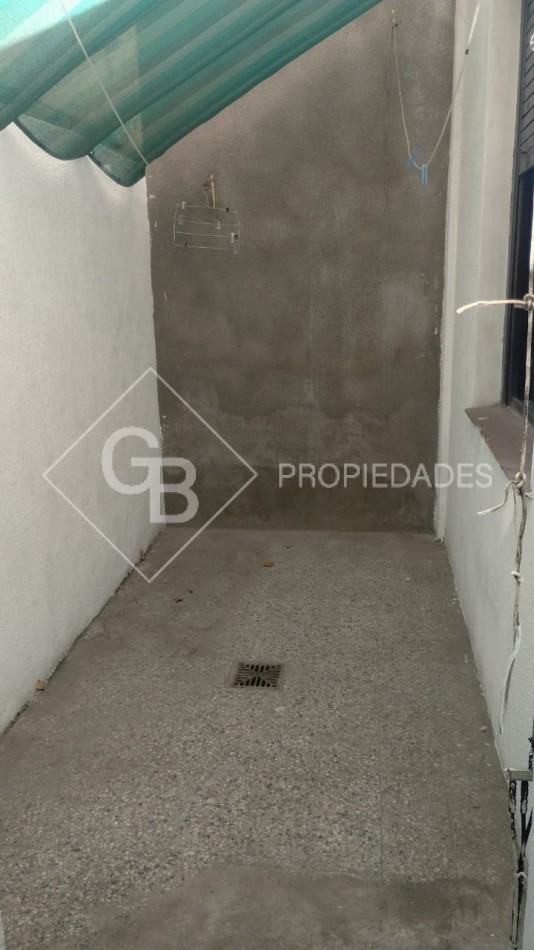 2 AMB. Con Patio.