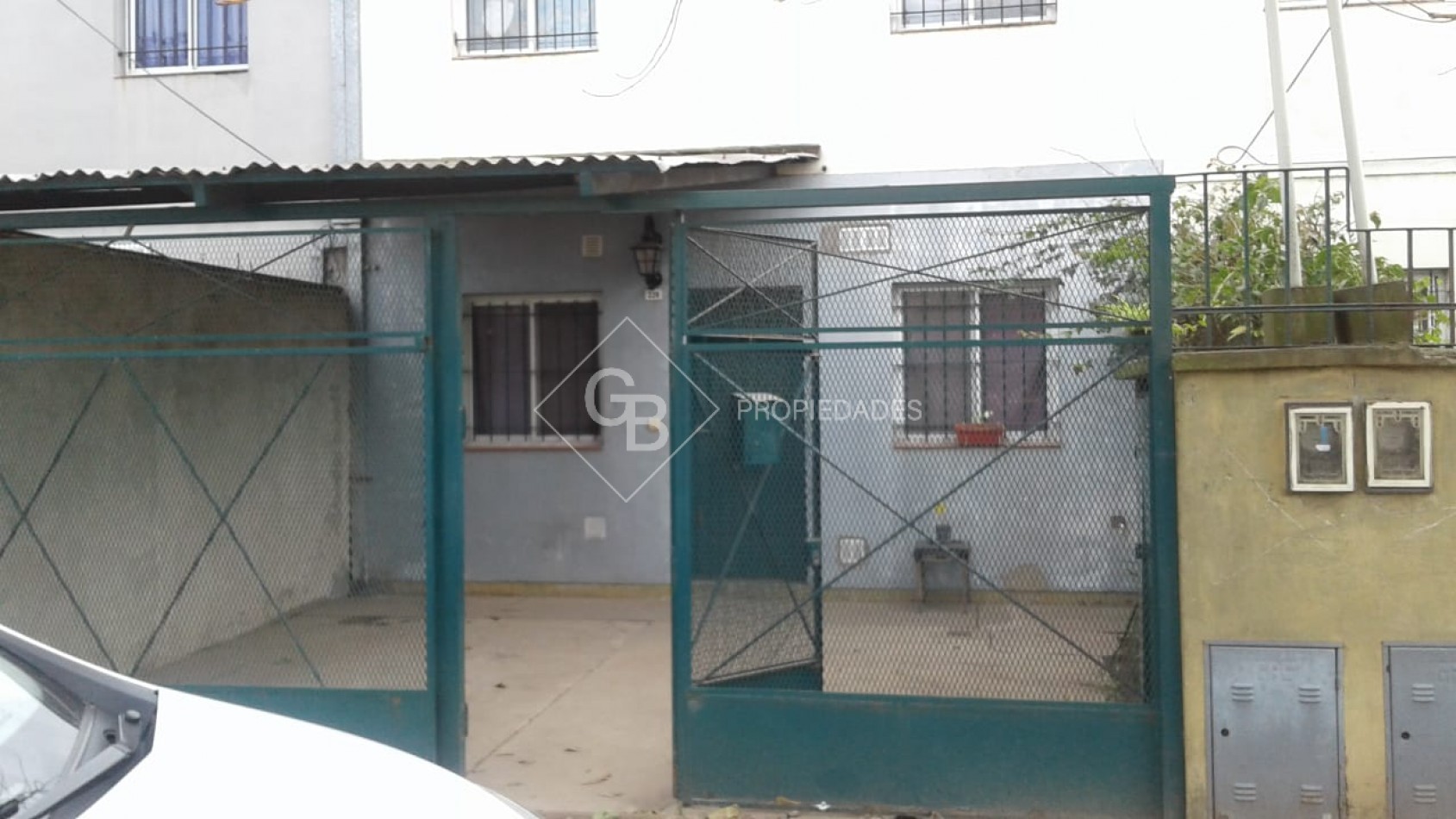 VENTA CASA 3 AMBIENTES CON PATIO Y DOS COCHERAS EN MONTE GRANDE