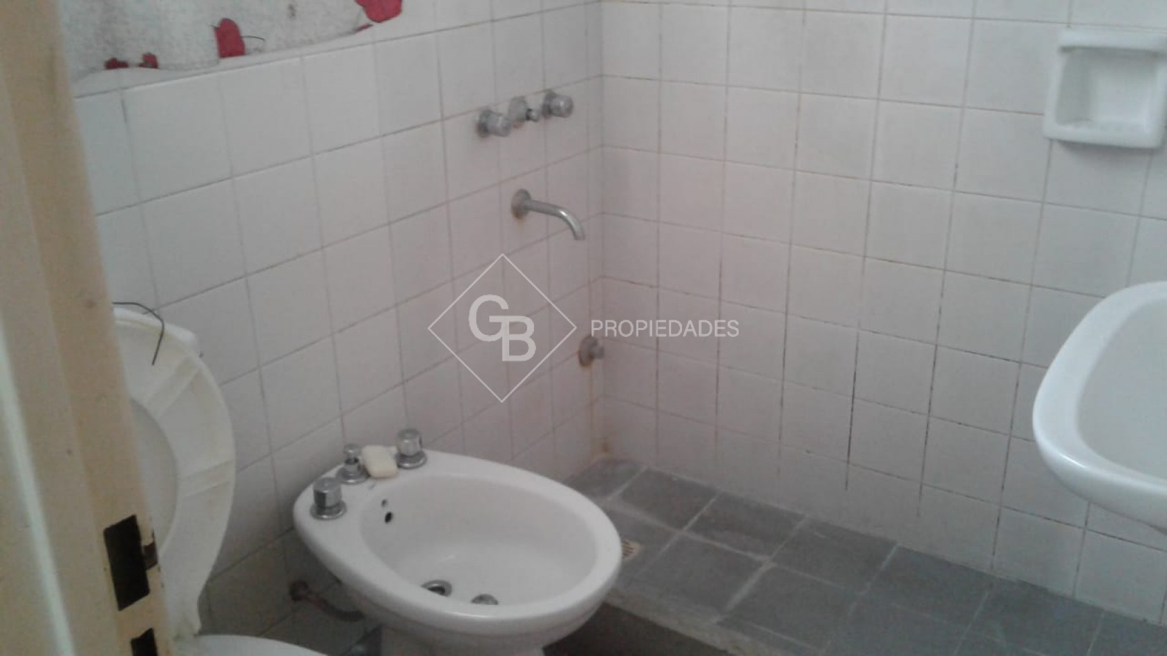 VENTA CASA 3 AMBIENTES CON PATIO Y DOS COCHERAS EN MONTE GRANDE