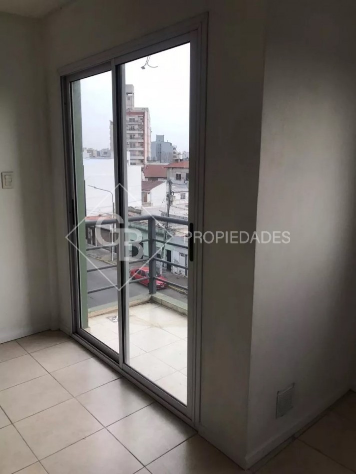 Departamento Al Frente Con Balcon Y Cochera