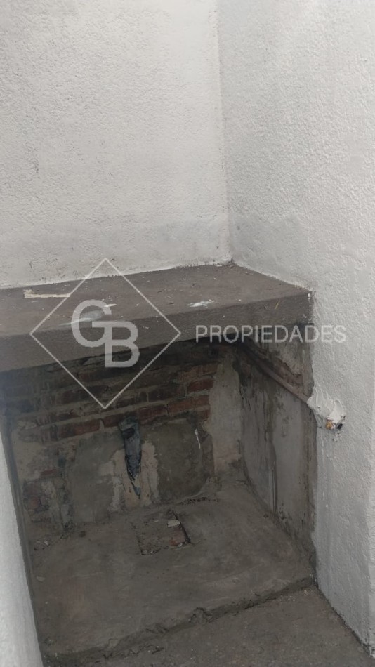 2 AMB. Con Patio.
