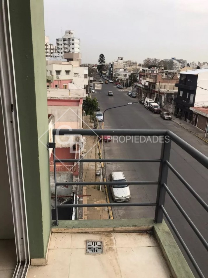 Departamento Al Frente Con Balcon Y Cochera