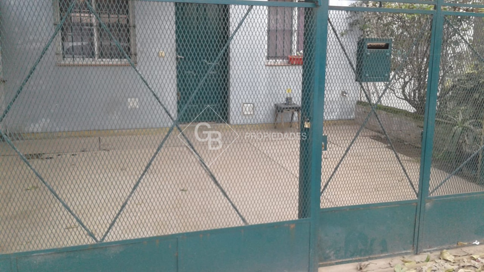 VENTA CASA 3 AMBIENTES CON PATIO Y DOS COCHERAS EN MONTE GRANDE