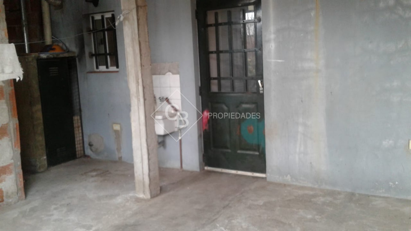VENTA CASA 3 AMBIENTES CON PATIO Y DOS COCHERAS EN MONTE GRANDE