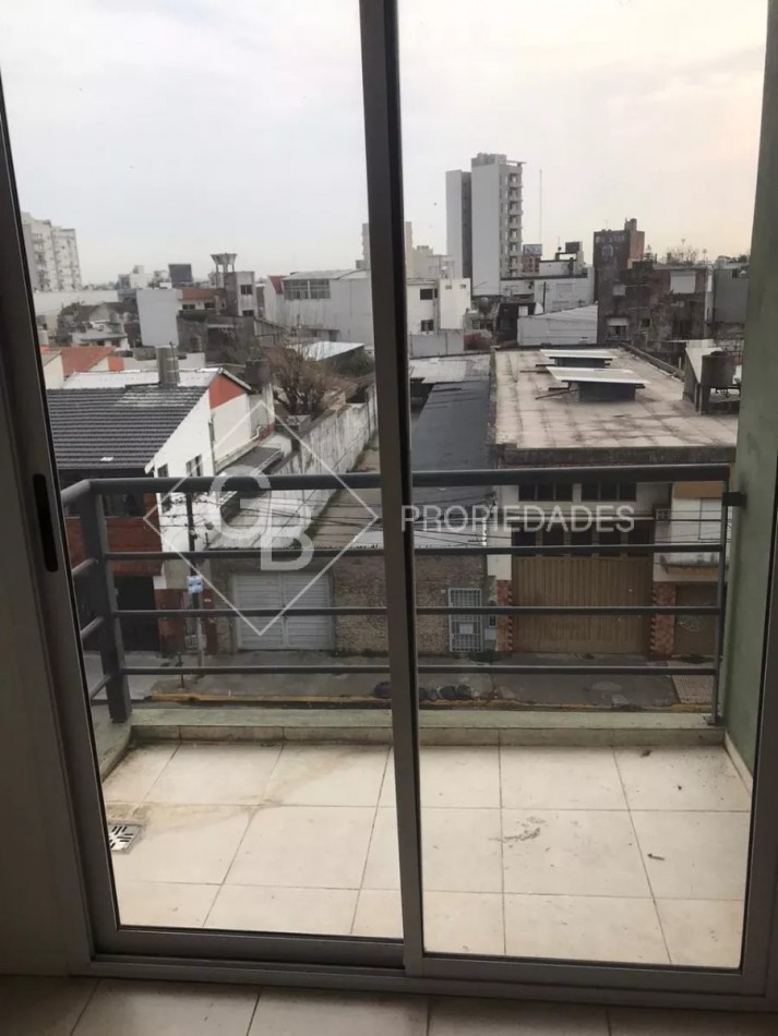 Departamento Al Frente Con Balcon Y Cochera