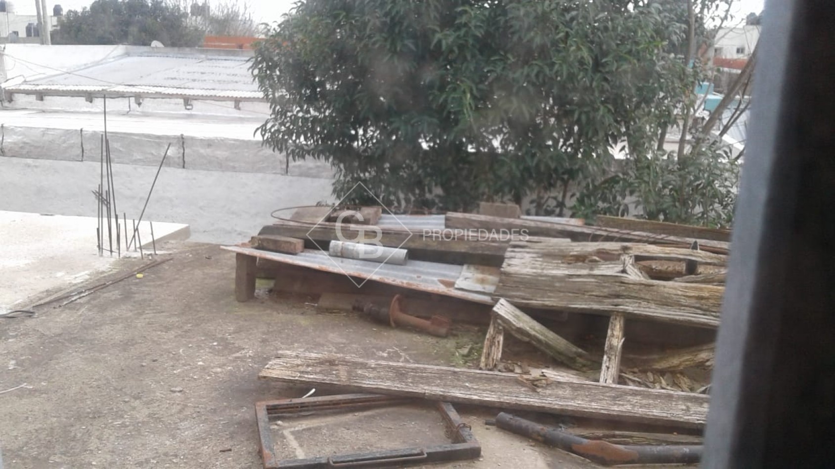 VENTA CASA 3 AMBIENTES CON PATIO Y DOS COCHERAS EN MONTE GRANDE